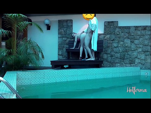 ❤️ Boss invita a cameriera à a piscina, ma ùn pudia resiste à un caldu ️❌ Video sessu à noi ❤